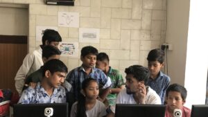 Sai Prasad Pujari teaching students at ApniPathshala’s learning pod.